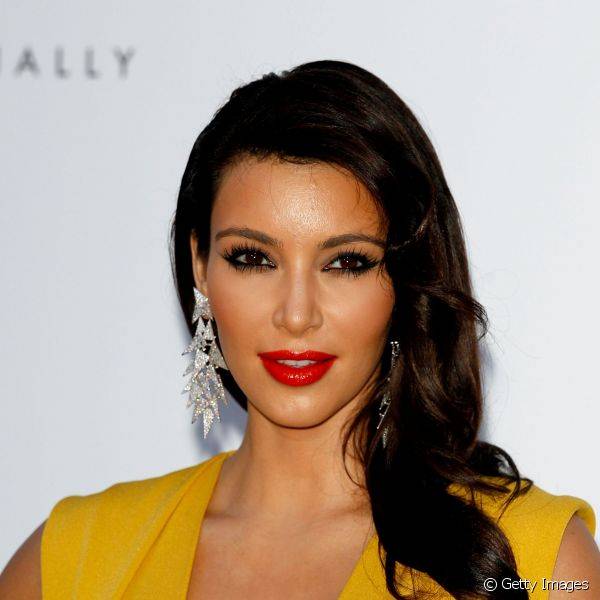 Kim Kardashian usou uma vers?o bem glamourosa dessa combina??o aplicando gloss por cima do batom vermelho